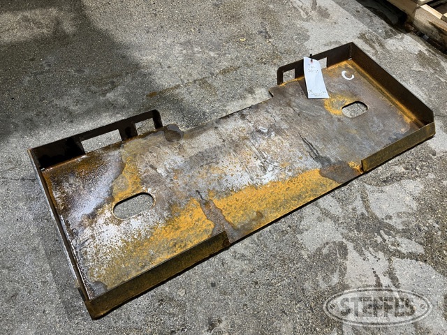 Closed universal skid steer quick tach plate